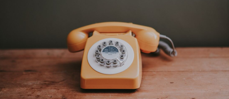 Teléfono beige que un cliente de Sherbrooke usará para llamar a Plancher Epoxy Sherbrooke.